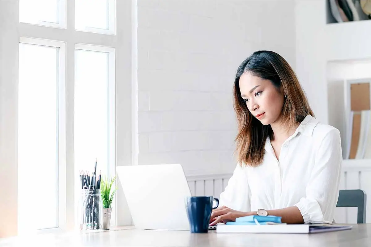 Business owner reviewing Delaware filing fees and business compliance requirements